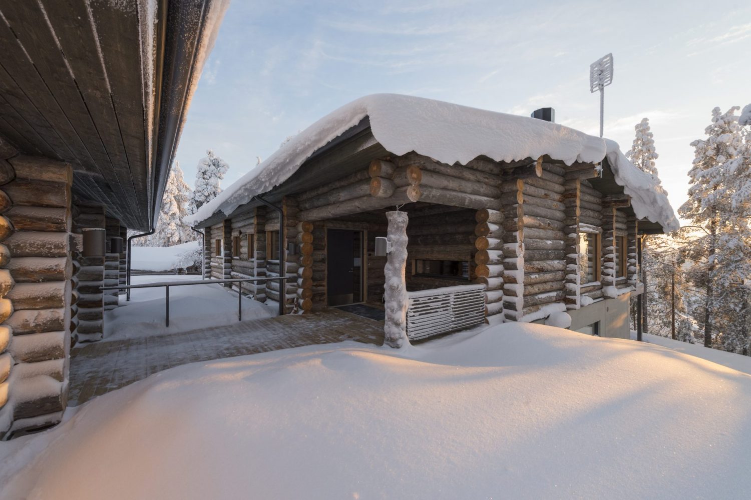 Villa Rinnekaltio sivusta kuvattuna talvella, lunta katolla ja pihalla